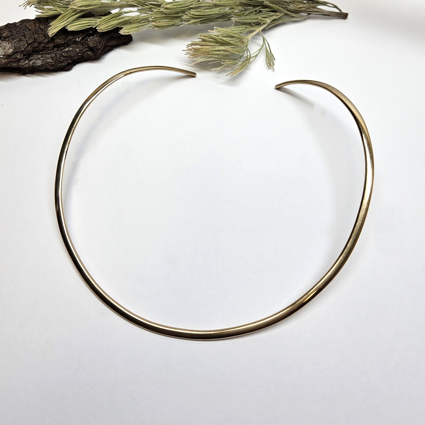 Solid gold shaped necklet