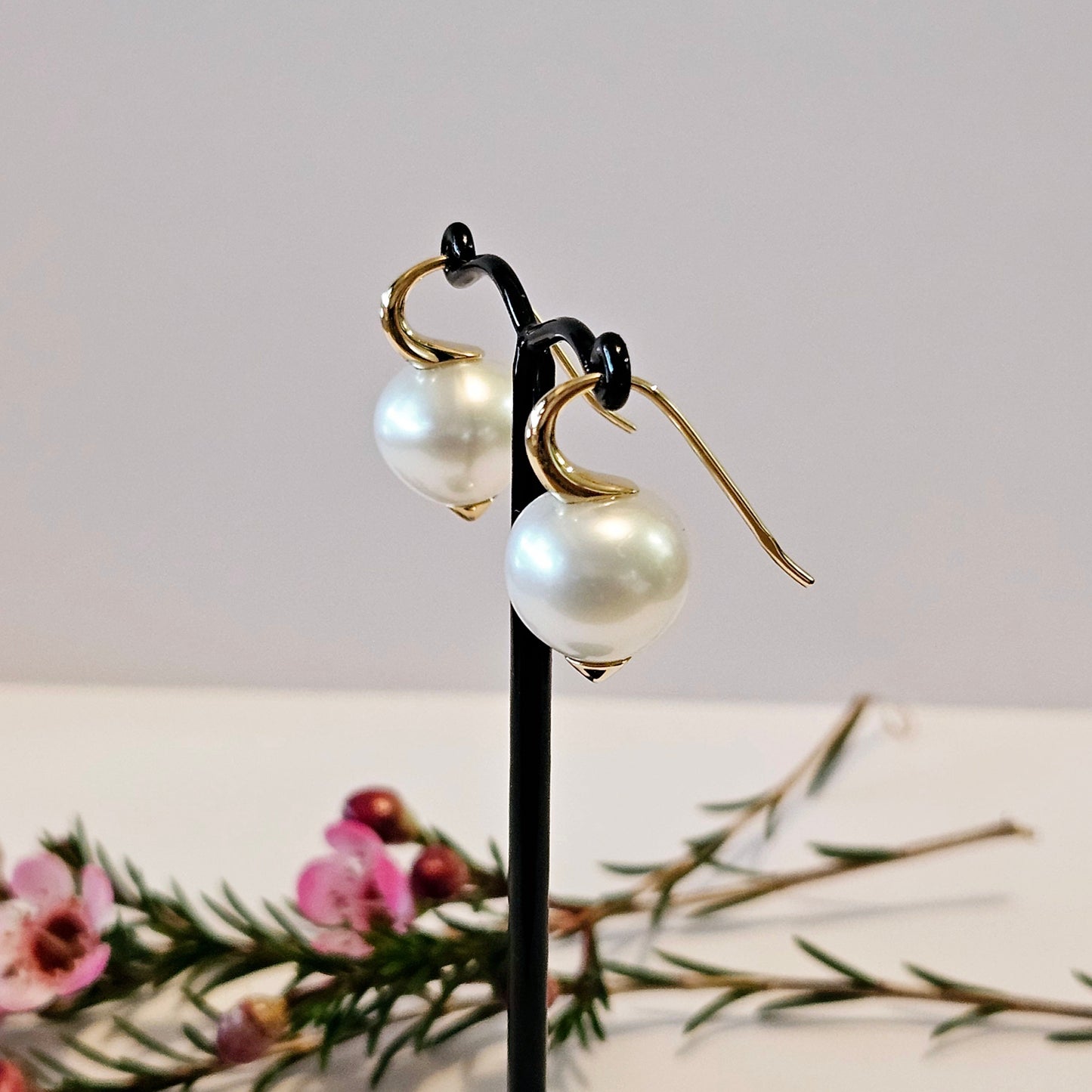 Pearl shepherd hook earings with gold pointed base