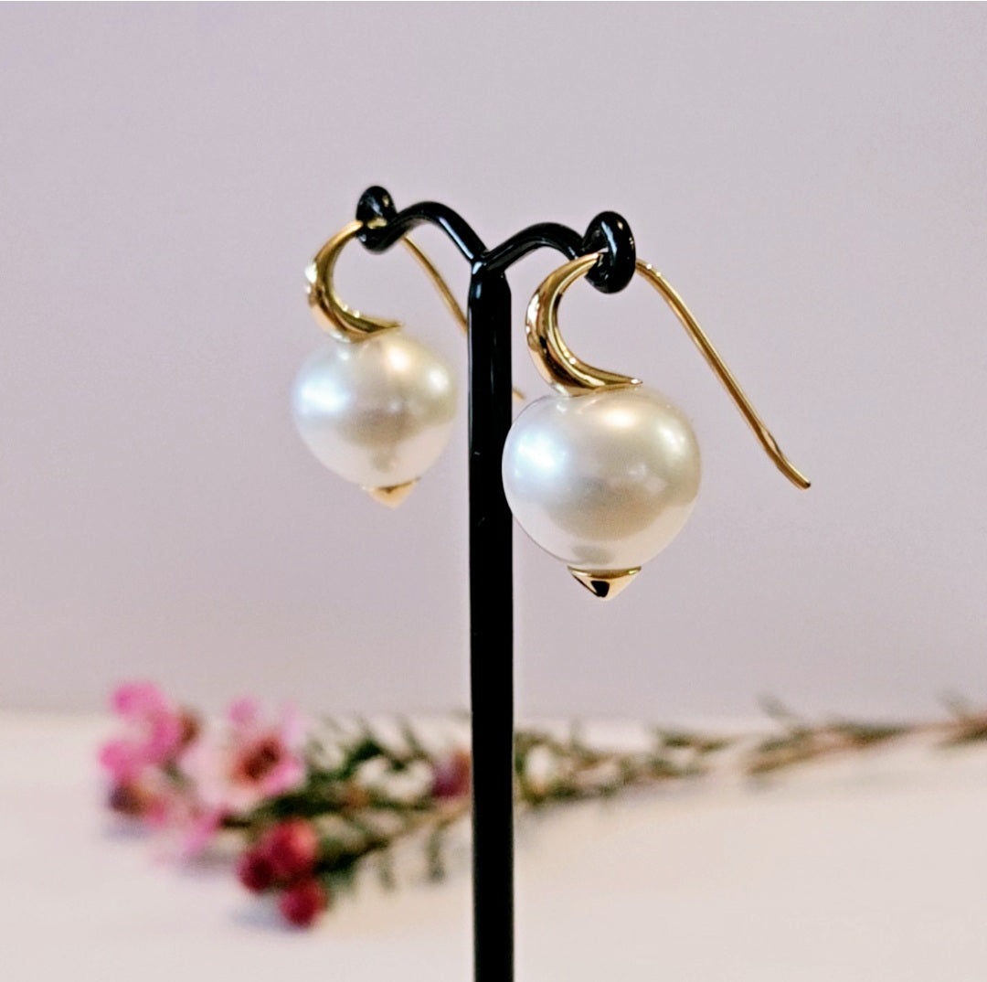 Pearl shepherd hook earings with gold pointed base