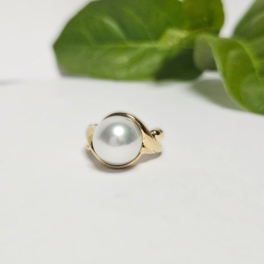 Moulded Yellow gold and South Sea Pearl ring