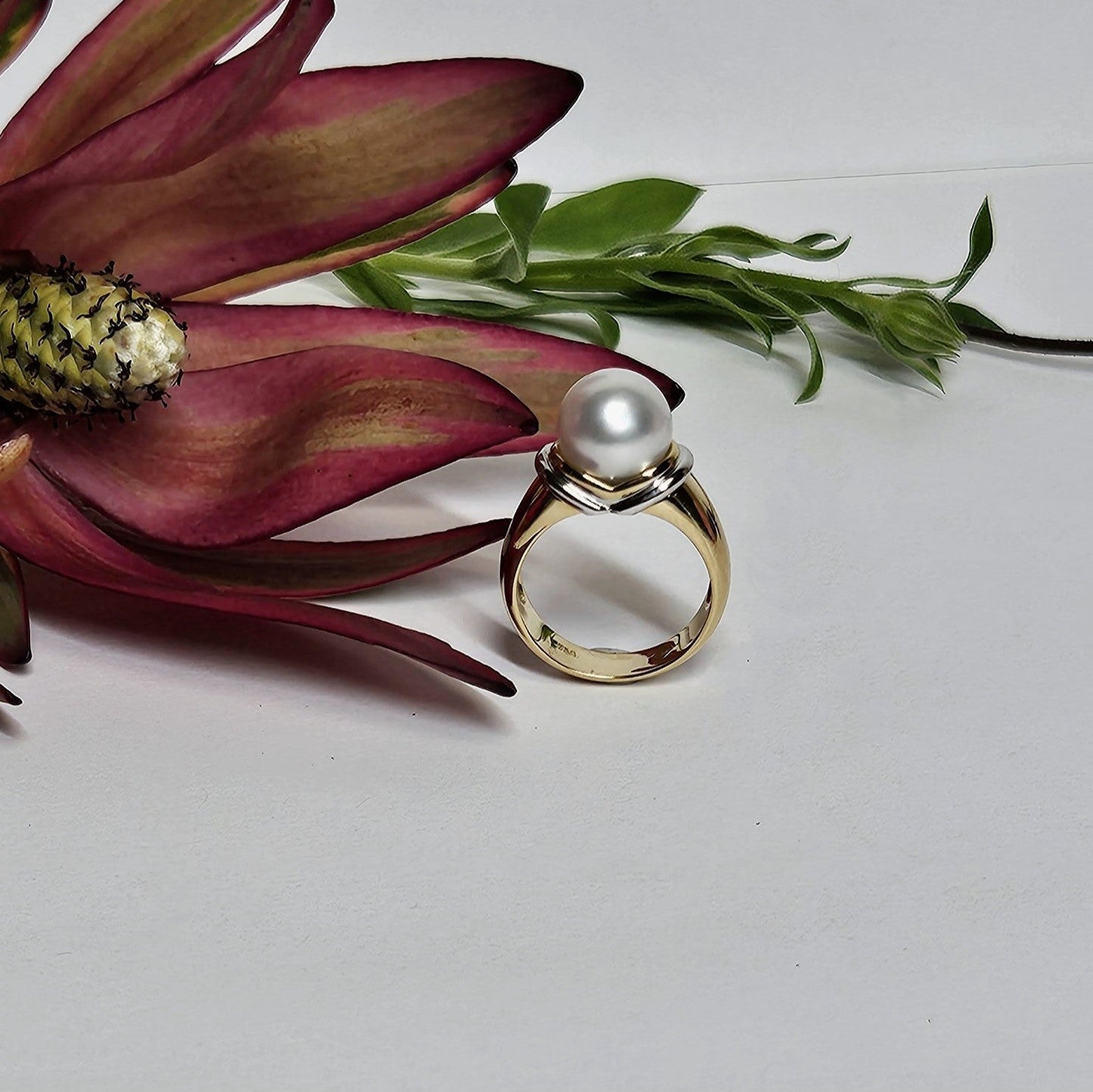 Pearl Ribbed Shoulder Dress Ring