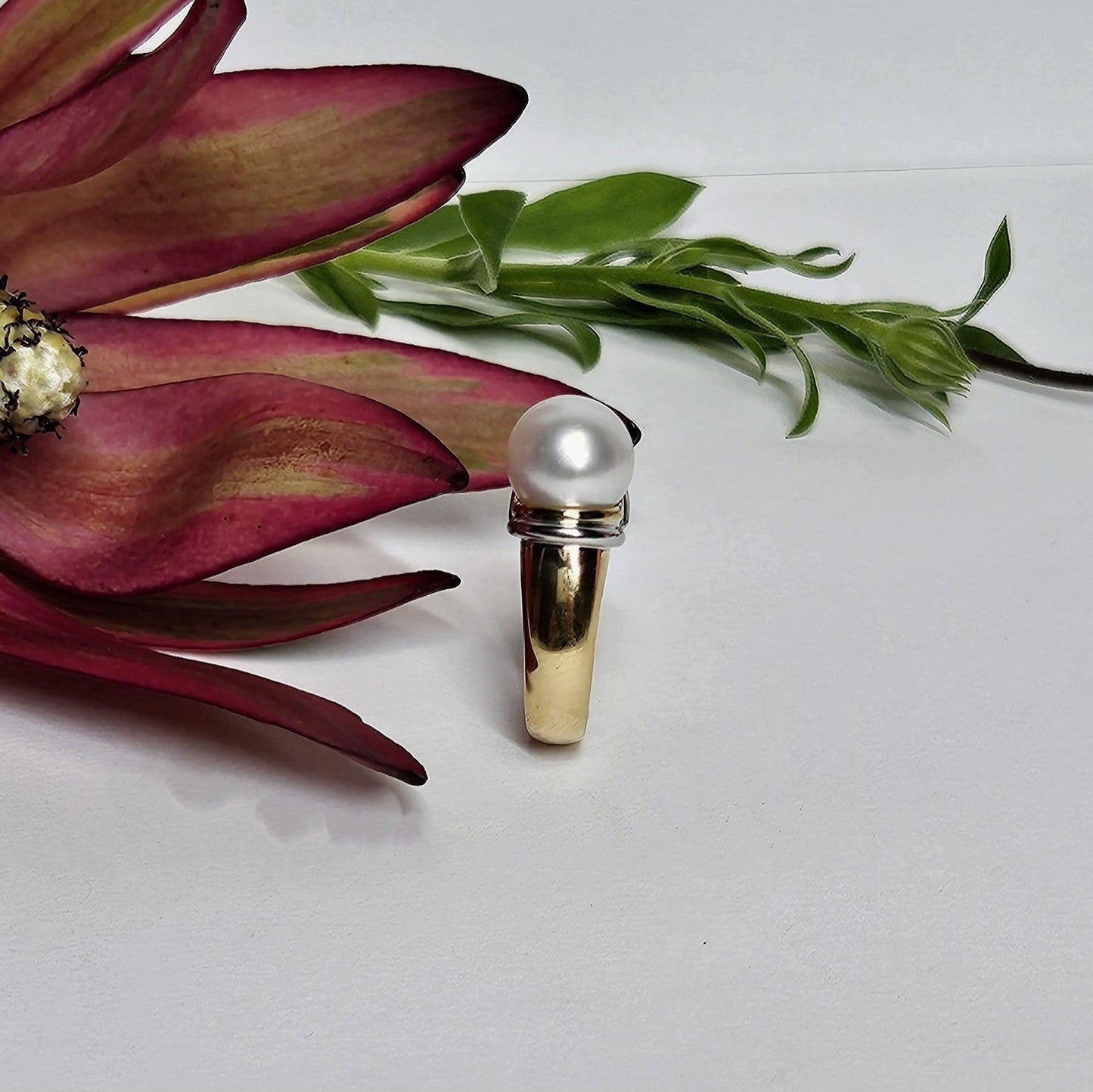 Pearl Ribbed Shoulder Dress Ring