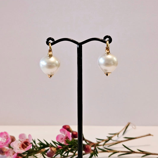 Pearl shepherd hook earings with gold pointed base